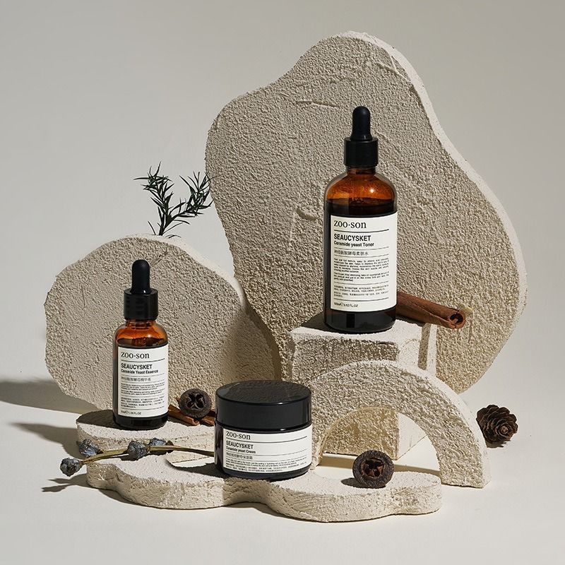 Une bouteille de produits de soin sur un bloc de pierre, mettant en avant une esthétique naturelle et apaisante.